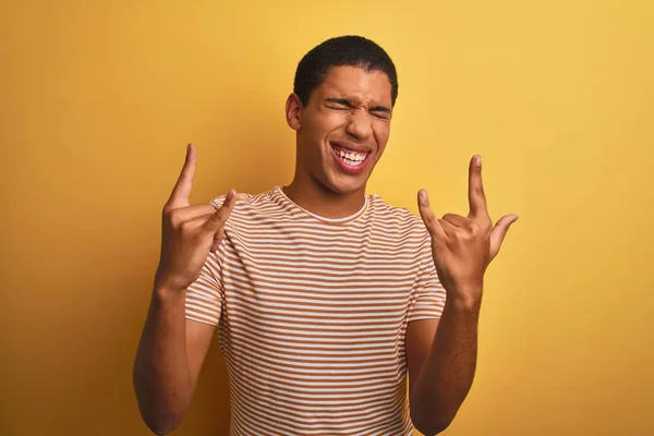 Joven Hombre Árabe Guapo Con Camiseta Rayas Pie Sobre Fondo — Foto de Stock