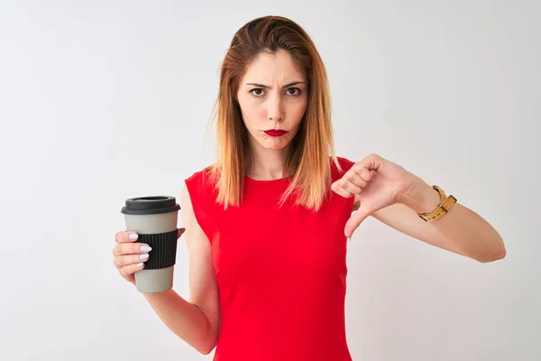 Jovem Mulher Ruiva Bonita Bebendo Tirar Café Sobre Fundo Branco — Fotografia de Stock