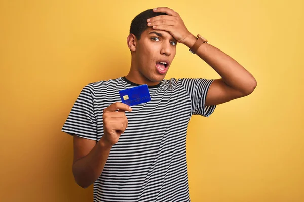 Unga Stilig Arab Man Holding Kreditkort Stående Över Isolerad Gul — Stockfoto