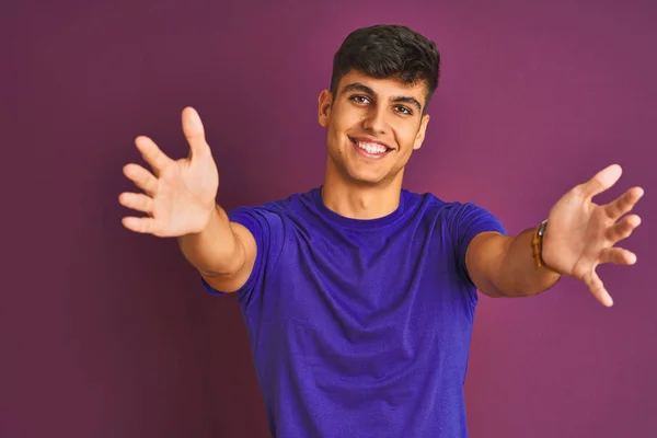Молодой Индиец Футболке Стоял Изолированном Фиолетовом Фоне Смотрел Камеру Улыбаясь — стоковое фото