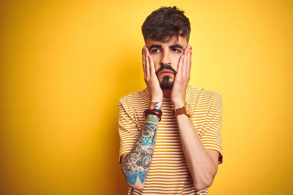 Jovem Com Tatuagem Vestindo Camiseta Listrada Sobre Fundo Amarelo Isolado — Fotografia de Stock