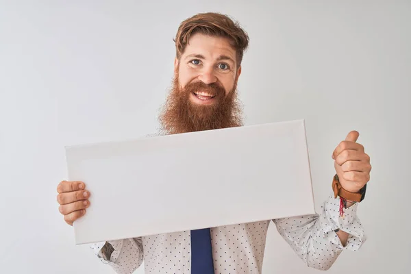 Fiatal Vöröshajú Ember Gazdaság Banner Állt Elszigetelt Fehér Háttér Mutatva — Stock Fotó