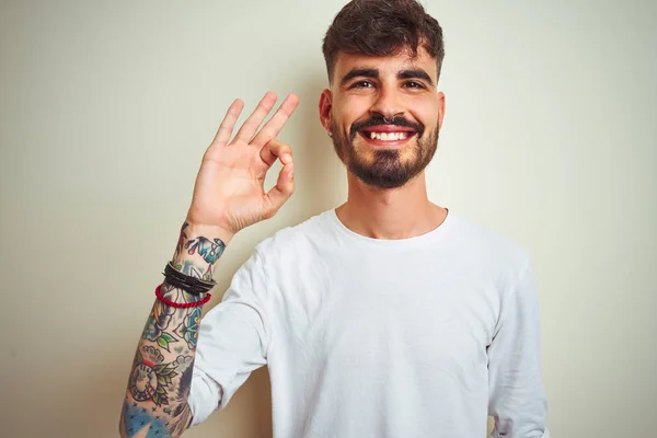 Junger Mann Mit Tätowierung Shirt Der Vor Isoliertem Weißem Hintergrund — Stockfoto