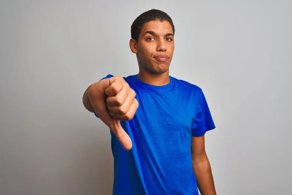 서있는 파란색 티셔츠를 남자는 불만과 분노를 보이며 거절과 손가락으로 제스처를 — 스톡 사진