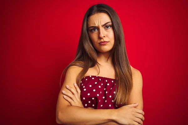 Mulher Bonita Jovem Vestindo Shirt Casual Sobre Fundo Vermelho Isolado — Fotografia de Stock