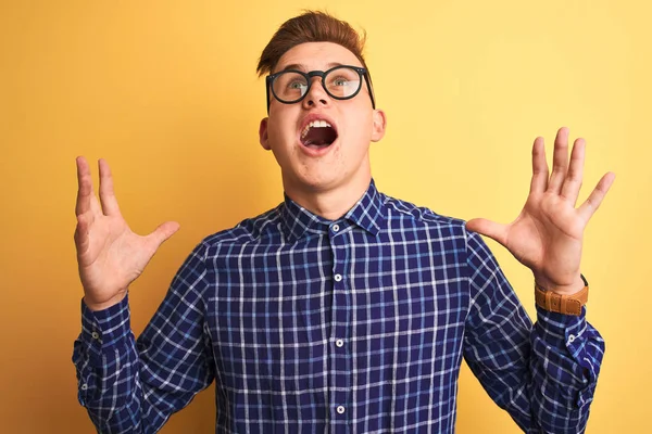 Joven Hombre Guapo Con Camisa Casual Gafas Sobre Fondo Amarillo — Foto de Stock