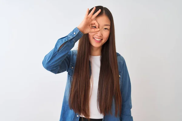 Jonge Chinese Vrouw Dragen Denim Shirt Staande Geïsoleerde Witte Achtergrond — Stockfoto