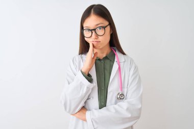 Genç Çinli keşfetmek kadın izole beyaz arka plan üzerinde gözlük stetoskop giyiyor yorgun bakıyor ve çapraz silah ile depresyon sorunları ile sıkılmış.