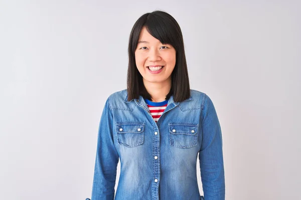 Jovem Mulher Chinesa Bonita Vestindo Camisa Jeans Sobre Fundo Branco — Fotografia de Stock