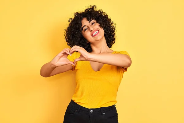 Giovane Donna Araba Con Capelli Ricci Indossa Shirt Piedi Sopra — Foto Stock