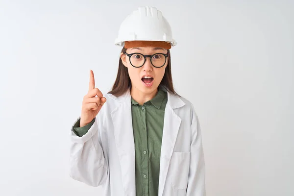 Joven Ingeniera China Que Usa Gafas Casco Abrigo Sobre Fondo — Foto de Stock