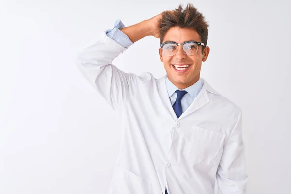 Молодой Красивый Ученый Мужчина Очках Пальто Изолированном Белом Фоне Улыбается — стоковое фото