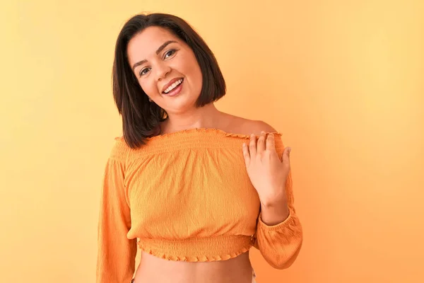 年轻美丽的女人穿着休闲T恤站在孤立的橙色背景 看着远方 面带微笑 自然表情 笑自信 — 图库照片