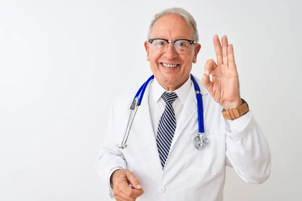 Hombre Médico Pelo Gris Mayor Con Estetoscopio Pie Sobre Fondo — Foto de Stock