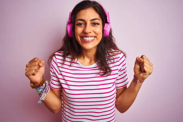 분홍색 헤드폰을 사용하여 음악을 아름다운 여성은 성공을 축하하고 놀랐습니다 우승자 — 스톡 사진