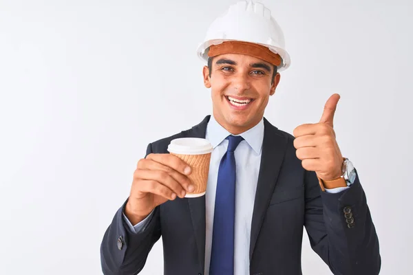 Jovem Bonito Arquiteto Homem Vestindo Capacete Beber Café Sobre Isolado — Fotografia de Stock