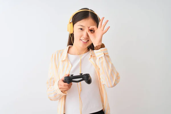 Chinesische Gamer Frau Spielt Videospiel Mit Kopfhörern Über Isolierten Weißen — Stockfoto