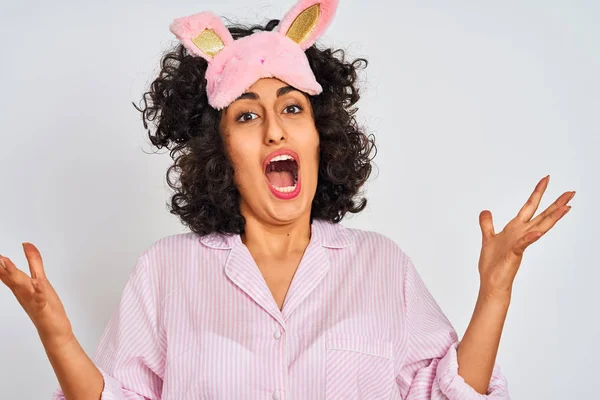 Femme Arabe Avec Les Cheveux Bouclés Portant Pyjama Masque Sommeil — Photo
