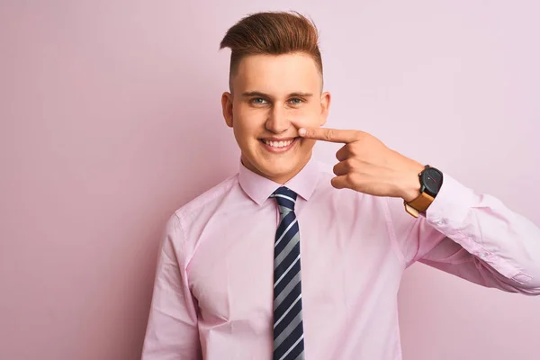 Der Junge Gutaussehende Geschäftsmann Mit Hemd Und Krawatte Steht Vor — Stockfoto