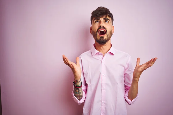 Junger Mann Mit Tätowierung Hemd Vor Isoliertem Rosa Hintergrund Stehend — Stockfoto