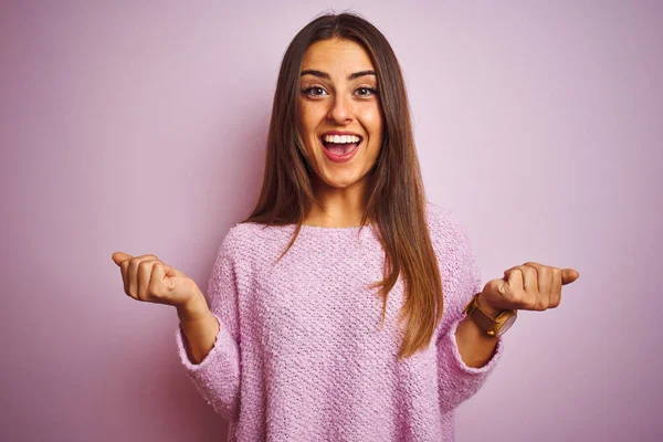 Mujer Hermosa Joven Con Suéter Casual Pie Sobre Fondo Rosa — Foto de Stock