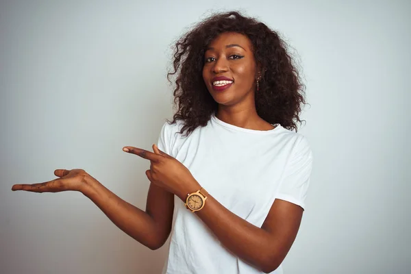 Jeune Femme Afro Américaine Portant Shirt Debout Sur Fond Blanc — Photo