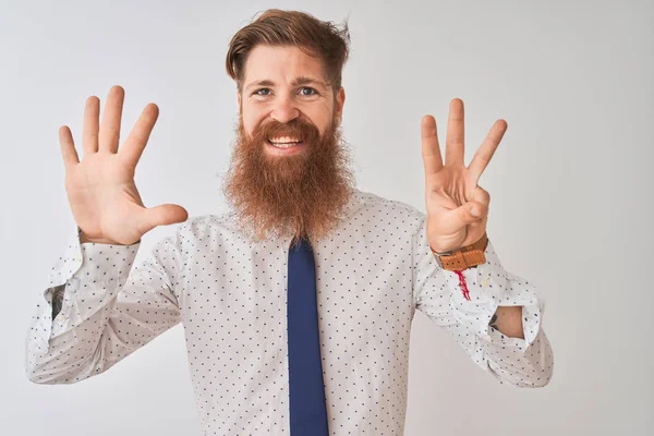 Genç Redhead Rlandalı Işadamı Ayakta Izole Beyaz Arka Plan Gösteren — Stok fotoğraf