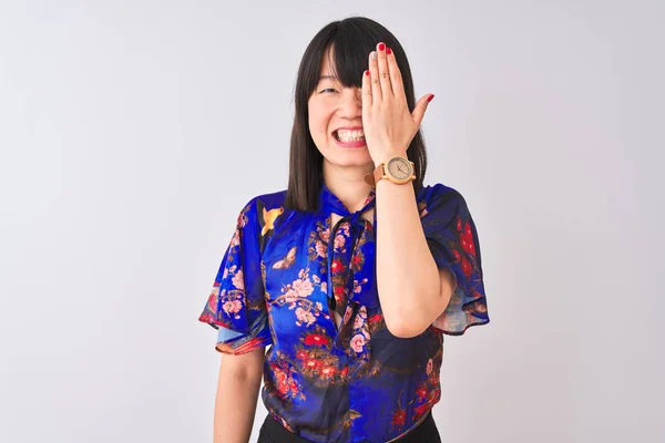 Jonge Mooie Chinese Vrouw Dragen Zomer Bloemen Shirt Geïsoleerde Witte — Stockfoto