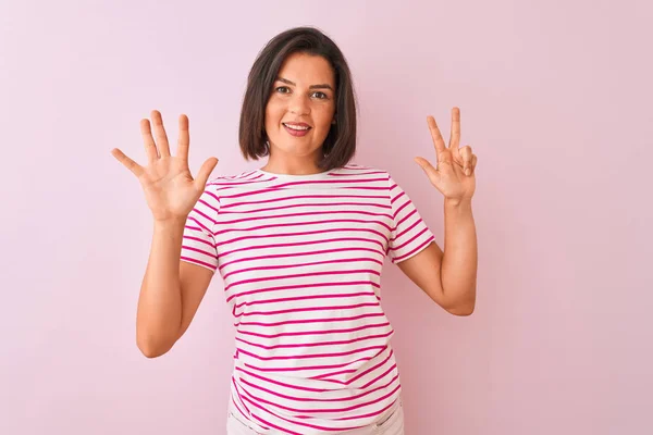 Junge Schöne Frau Gestreiftem Shirt Steht Über Isoliertem Rosa Hintergrund — Stockfoto