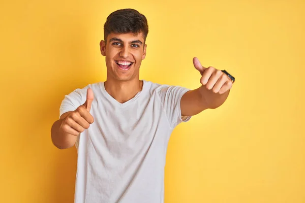 Hombre Indio Joven Con Camiseta Blanca Pie Sobre Fondo Amarillo — Foto de Stock