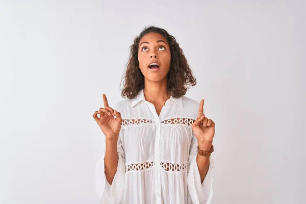 Jovem Brasileira Vestindo Camisa Sobre Fundo Branco Isolado Espantado Surpreso — Fotografia de Stock