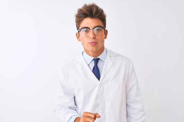 Joven Cientista Guapo Con Gafas Abrigo Sobre Fondo Blanco Aislado — Foto de Stock