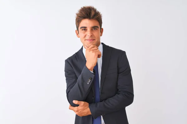Jovem Empresário Bonito Vestindo Terno Sobre Fundo Branco Isolado Olhando — Fotografia de Stock