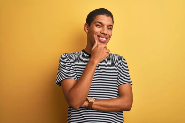 Junger Gutaussehender Arabischer Mann Marinestreifem Shirt Vor Isoliertem Gelben Hintergrund — Stockfoto
