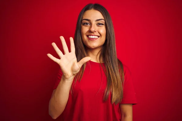 Ung Vacker Kvinna Bär Shirt Stående Över Isolerad Röd Bakgrund — Stockfoto