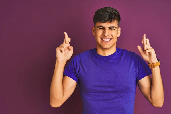 Homem Indiano Jovem Vestindo Camiseta Sobre Fundo Roxo Isolado Gesto — Fotografia de Stock