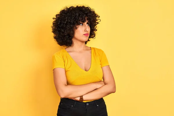 Ung Arabisk Kvinna Med Lockigt Hår Bär Shirt Stående Över — Stockfoto