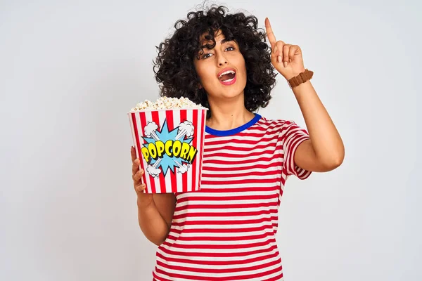 Młoda Arabska Kobieta Kręconymi Włosami Trzyma Paczkę Popcorns Białym Tle — Zdjęcie stockowe