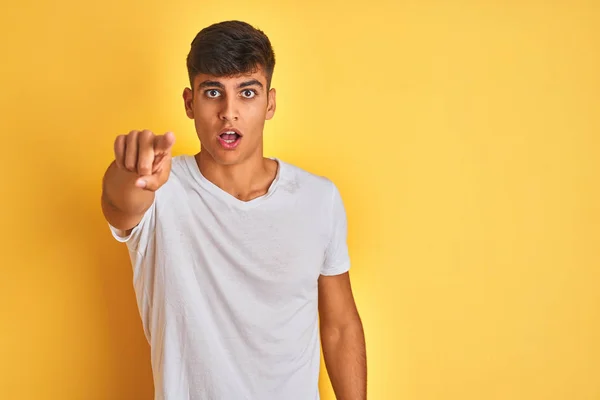 Jovem Índio Vestindo Camiseta Branca Sobre Fundo Amarelo Isolado Apontando — Fotografia de Stock