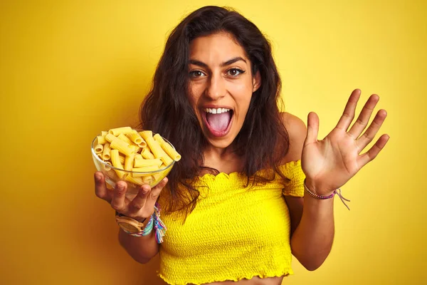 Jovem Bela Mulher Segurando Tigela Com Macarrão Seco Massas Sobre — Fotografia de Stock