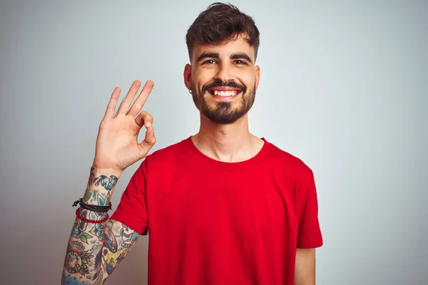 Jovem Com Tatuagem Vestindo Camiseta Vermelha Sobre Fundo Branco Isolado — Fotografia de Stock