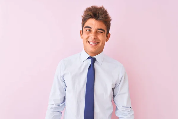 Joven Hombre Negocios Guapo Con Camisa Corbata Pie Sobre Fondo —  Fotos de Stock