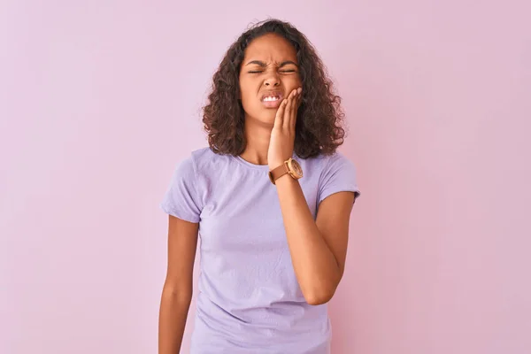 Jonge Braziliaanse Vrouw Dragen Shirt Staande Geïsoleerde Roze Achtergrond Aanraken — Stockfoto