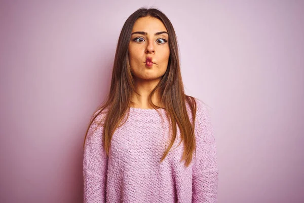 Mujer Hermosa Joven Con Suéter Casual Pie Sobre Fondo Rosa — Foto de Stock