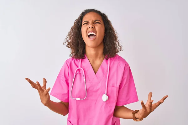 Junge Brasilianische Krankenschwester Mit Stethoskop Vor Isoliertem Weißen Hintergrund Verrückt — Stockfoto