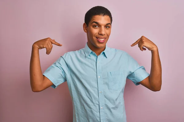 Junger Gutaussehender Arabischer Mann Blauem Hemd Der Vor Isoliertem Rosa — Stockfoto