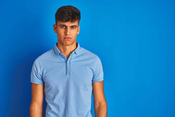 Joven Hombre Indio Con Polo Casual Pie Sobre Fondo Azul — Foto de Stock