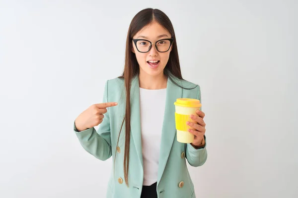 Mladá Čínská Žena Skleničkách Pije Kávu Přes Izolované Bílé Pozadí — Stock fotografie