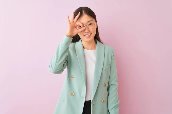 Unga Kinesiska Affärskvinna Bär Jacka Och Glasögon Över Isolerad Rosa — Stockfoto