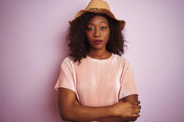 年轻的非洲裔美国妇女穿着T恤和帽子在孤立的粉红色背景怀疑和紧张 不赞成表情在脸上交叉的手臂 消极的人 — 图库照片